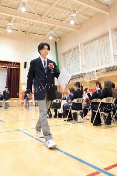 会場から退場する卒業生。新たな道への決意を秘め、力強く踏み出す（広尾、石原秀樹通信員）