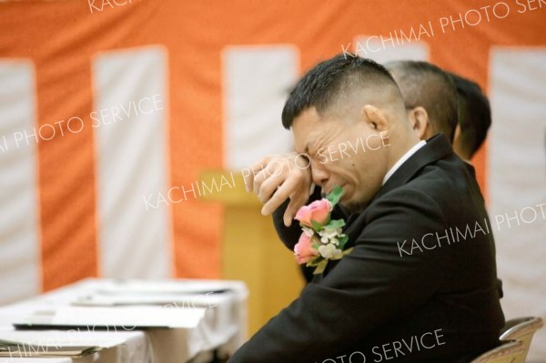 卒業生からの感謝の言葉。「先生がいたから楽しかった」「先生ありがとう」の言葉に男泣きする担任教諭（広尾、石原秀樹通信員）