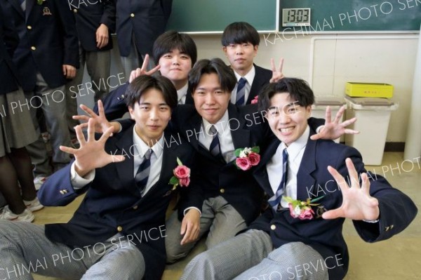 「俺たちはいつまでも仲間」。思い出の教室で笑顔がはじける男子生徒たち（広尾、石原秀樹通信員）