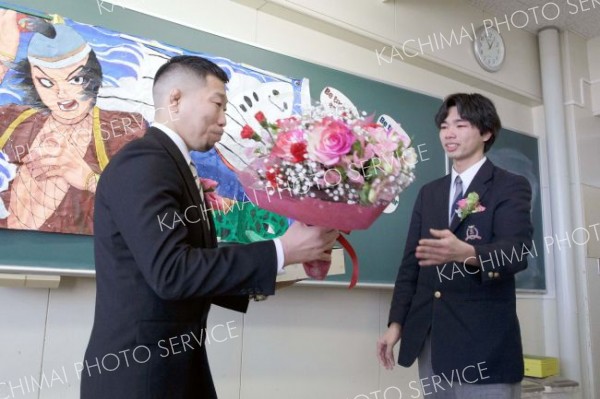 「先生ありがとう！」。卒業生からの花束に喜びをかみしめる教諭（広尾、石原秀樹通信員）