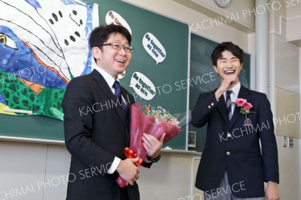 「先生ありがとう！」。卒業生からの花束に満面の笑みを浮かべる教諭（広尾、石原秀樹通信員）