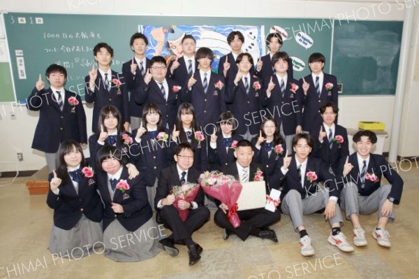 最後の集合写真は思い出の教室でパチリ。「また会おう！」「お互い頑張ろう」。次なるステージに向けて決意も新たに（広尾、石原秀樹通信員）