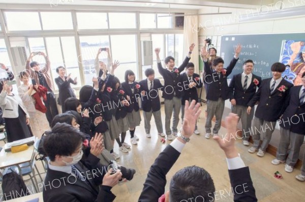 クラスの団結を示す声がけ。思い出の教室で円陣を組み、最後まで元気よく…（広尾、石原秀樹通信員）