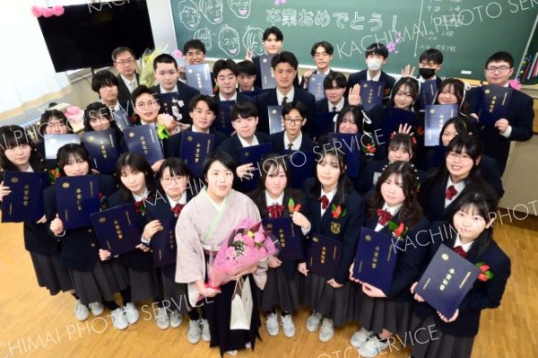 卒業証書を手に最後の記念撮影をする３年Ａ組（本別、佐藤匡聡撮影）