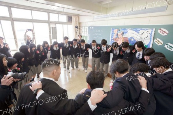 クラスの団結を示す声がけ。思い出の教室で円陣を組み、最後まで元気よく…（広尾、石原秀樹通信員）