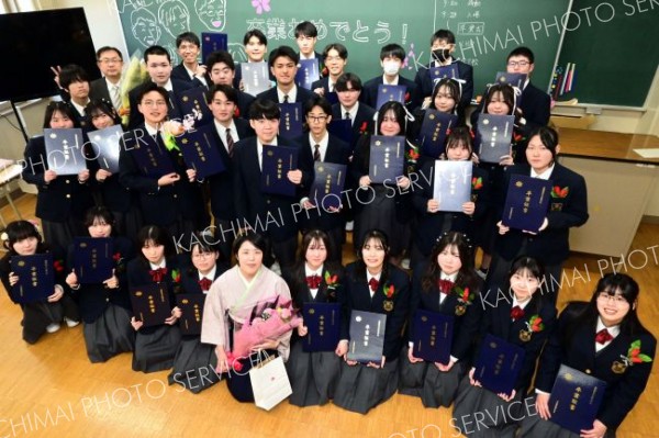 卒業証書を手に最後の記念撮影をする３年Ａ組（本別、佐藤匡聡撮影）