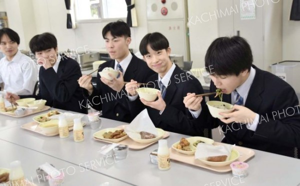 卒業記念でバイキング給食　陸別中