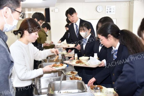 給食バイキングを楽しむ陸別中３年生
