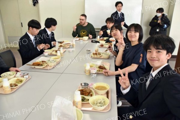 給食バイキングを楽しむ陸別中３年生