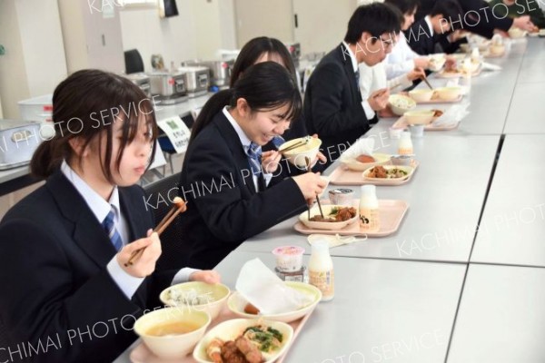 給食バイキングを楽しむ陸別中３年生