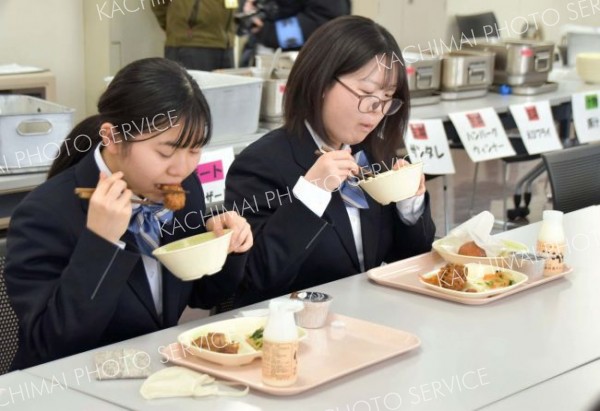 給食バイキングを楽しむ陸別中３年生