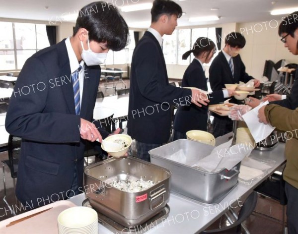 給食バイキングを楽しむ陸別中３年生