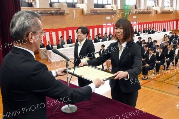 ５３人が巣立ち　農業大学校で卒業式　本別
