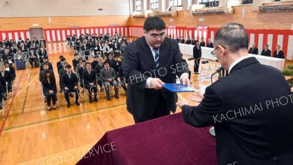 下堀校長から証書を受け取る卒業生