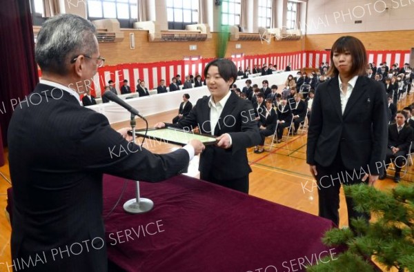 北海道知事賞を受け取る