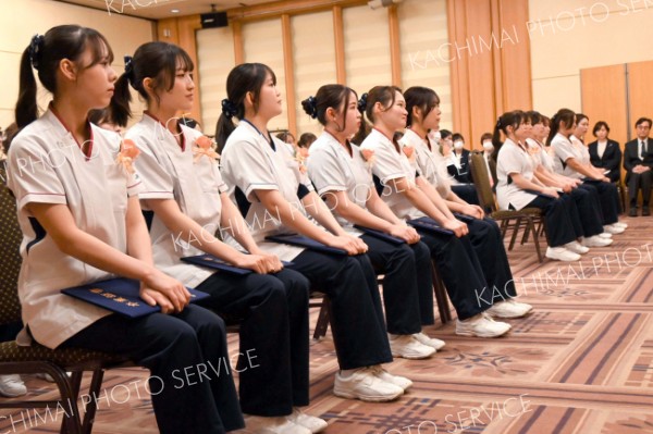 １期生１２人が看護職の道へ　市医師会看護専門学校卒業式