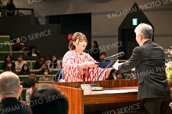 ４６人が学び舎巣立つ　コア専門学校卒業証書授与式