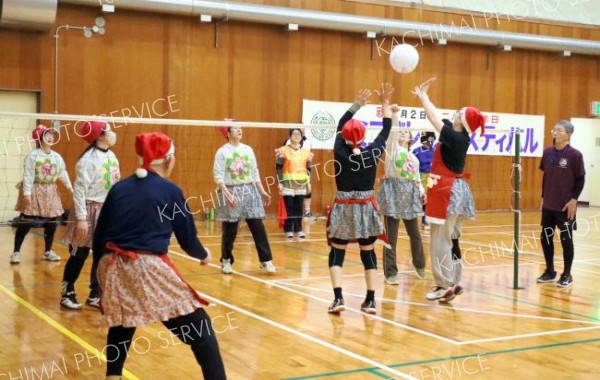 思い思いの仮装でミニバレーを楽しむ参加者ら