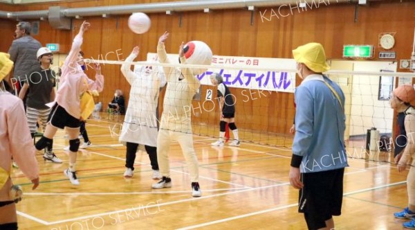 思い思いの仮装でミニバレーを楽しむ参加者ら