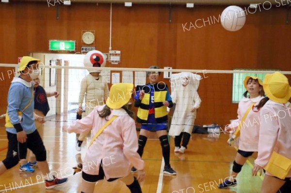 思い思いの仮装でミニバレーを楽しむ参加者ら