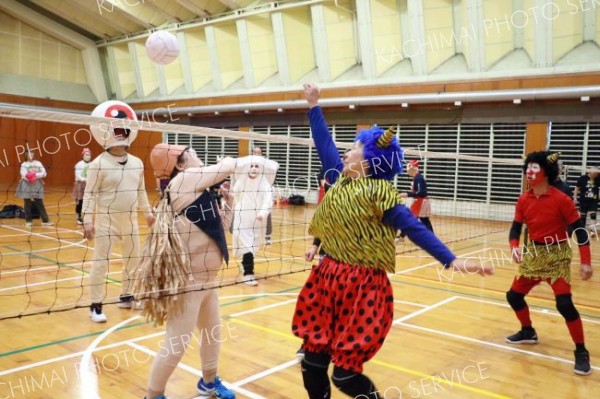 思い思いの仮装でミニバレーを楽しむ参加者ら