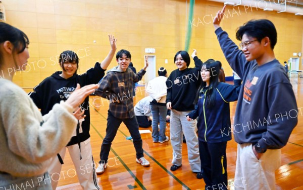 高校生　笑顔と熱気　３０人ゲームに挑戦　ＡＵＦＴ企画交流イベント