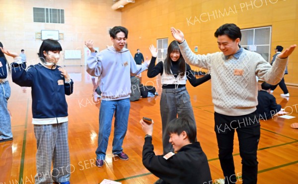 動画に合わせて即興でダンスする高校生（８日午前１１時５０分ごろ、塩原真撮影）