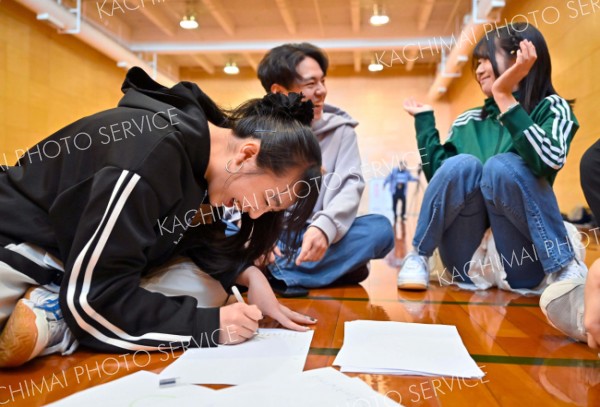 お題に合わせて連想する言葉を書き出す高校生（８日午前１１時半ごろ、塩原真撮影）