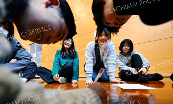 お題に合わせて連想する言葉を書き出す高校生（８日午前１１時半ごろ、塩原真撮影）