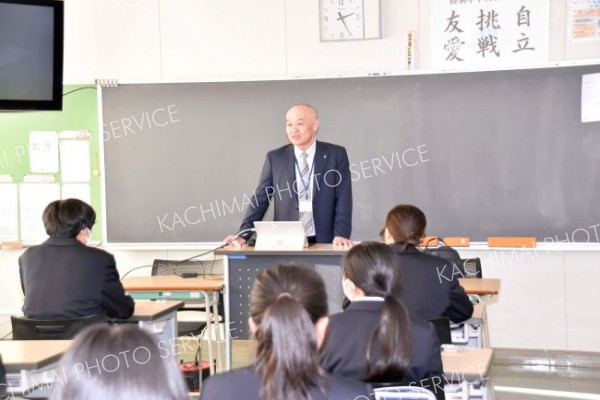 本田町長から人生の分岐点を学ぶ陸別中３年生