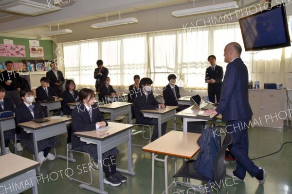 本田町長から人生の分岐点を学ぶ陸別中３年生