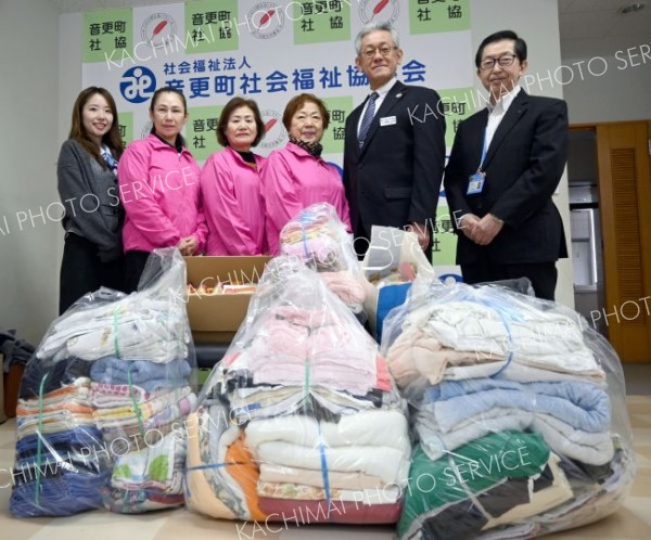 町商工会女性部が町社協にタオルなど寄贈　音更