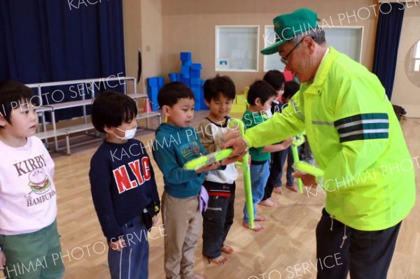 「事故に遭わないでね」　新入学児童に学童傘贈呈　大樹・広尾