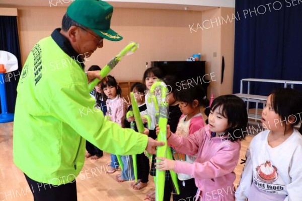 小学校生活に思いをはせながら、学童傘を受け取る園児たち