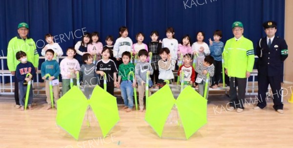 学童傘を受け取った園児たち