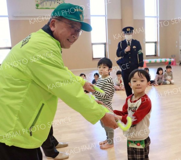 小学校生活に思いをはせながら、学童傘を受け取る園児たち