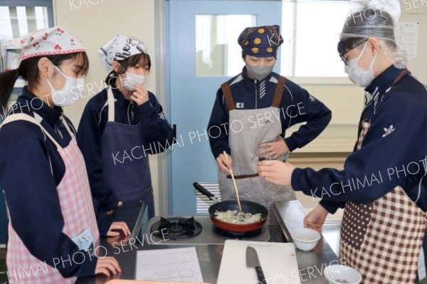 清水中学校　町内の十勝若牛と陸稲の米を使った調理実習