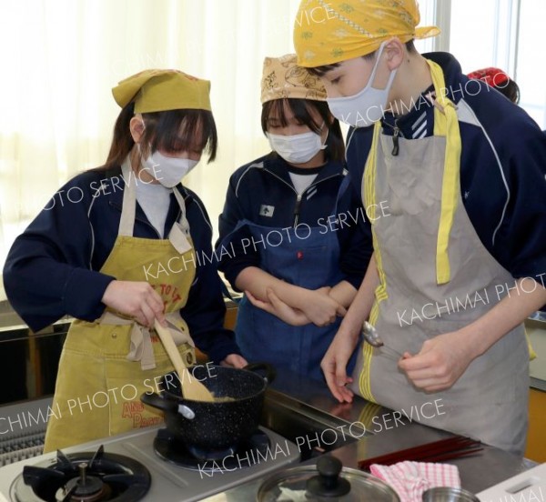 牛丼を作る生徒