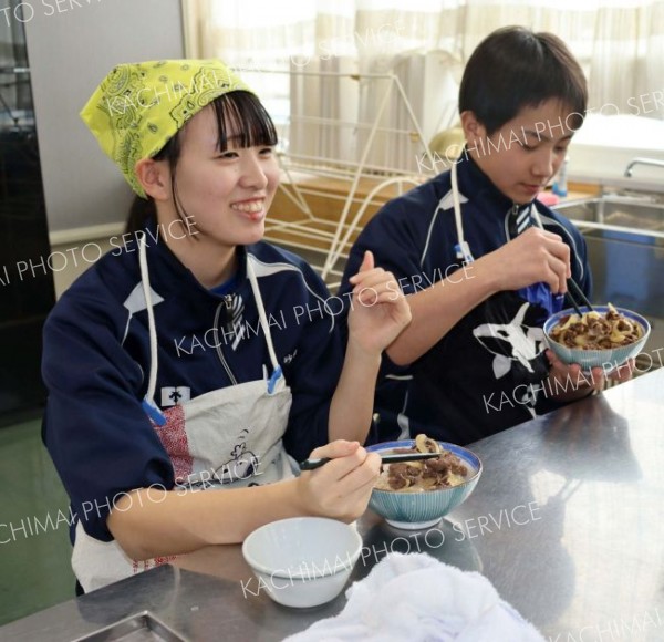 牛丼を味わう生徒