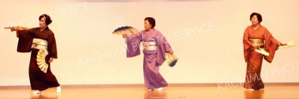 荒城の月を踊る舞踊クラブの受講生