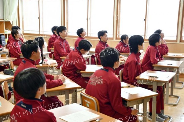 ＳＮＳのトラブルについて学ぶ生徒ら