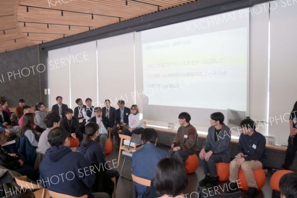 町やＪＡＬの職員と北大生の公開ディスカッション。二地域居住へのアイデアについて意見を交換した。