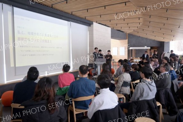 学生や関係者らに二地域居住のアイデアを発表する北大生