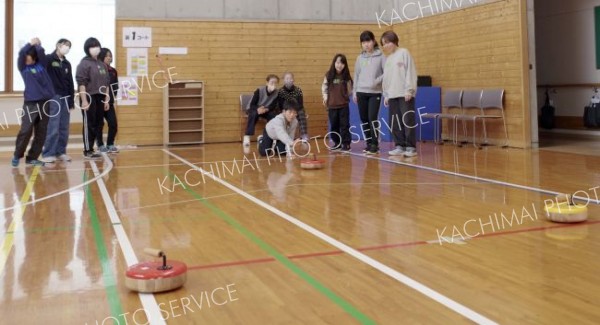 多世代で交流　足寄でフロアカーリング