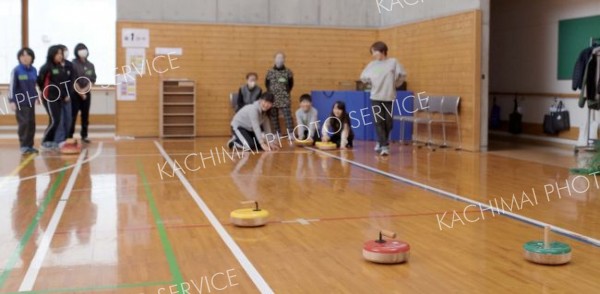 ４歳から８０代までの１２チーム計４０人が競技を楽しんだ