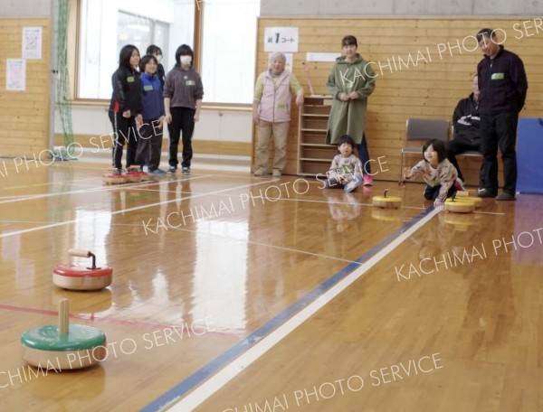 ４歳から８０代までの１２チーム計４０人が競技を楽しんだ