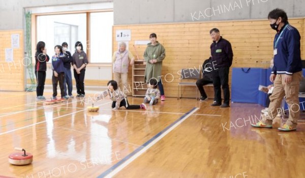 ４歳から８０代までの１２チーム計４０人が競技を楽しんだ