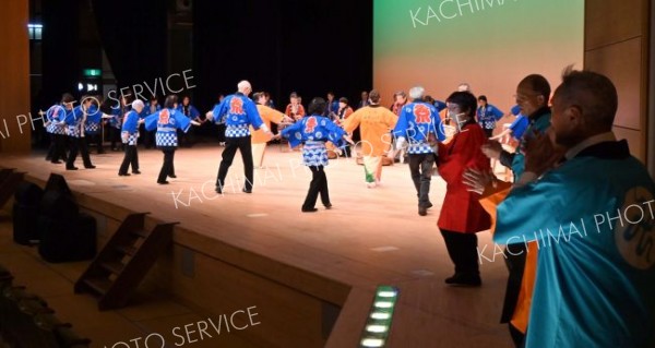 オープンニングを飾った総勢５０人の北海盆唄のステージパフォーマンス