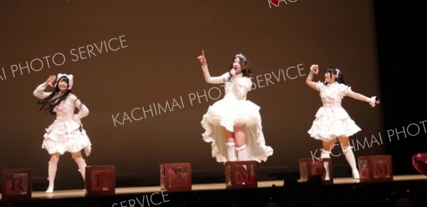 ２０曲を披露したアイドル部のメンバー