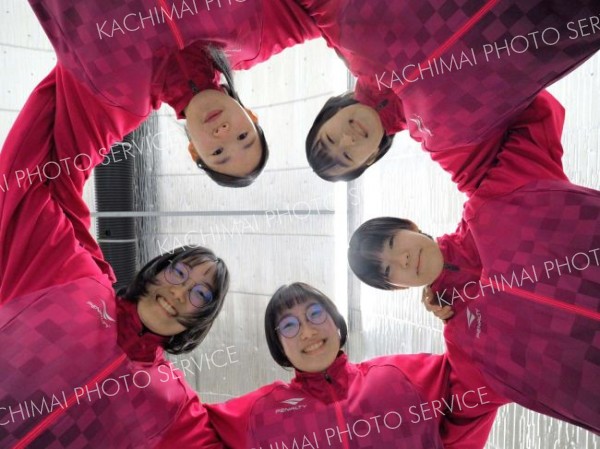 円陣を組み、気合を入れるメンバー